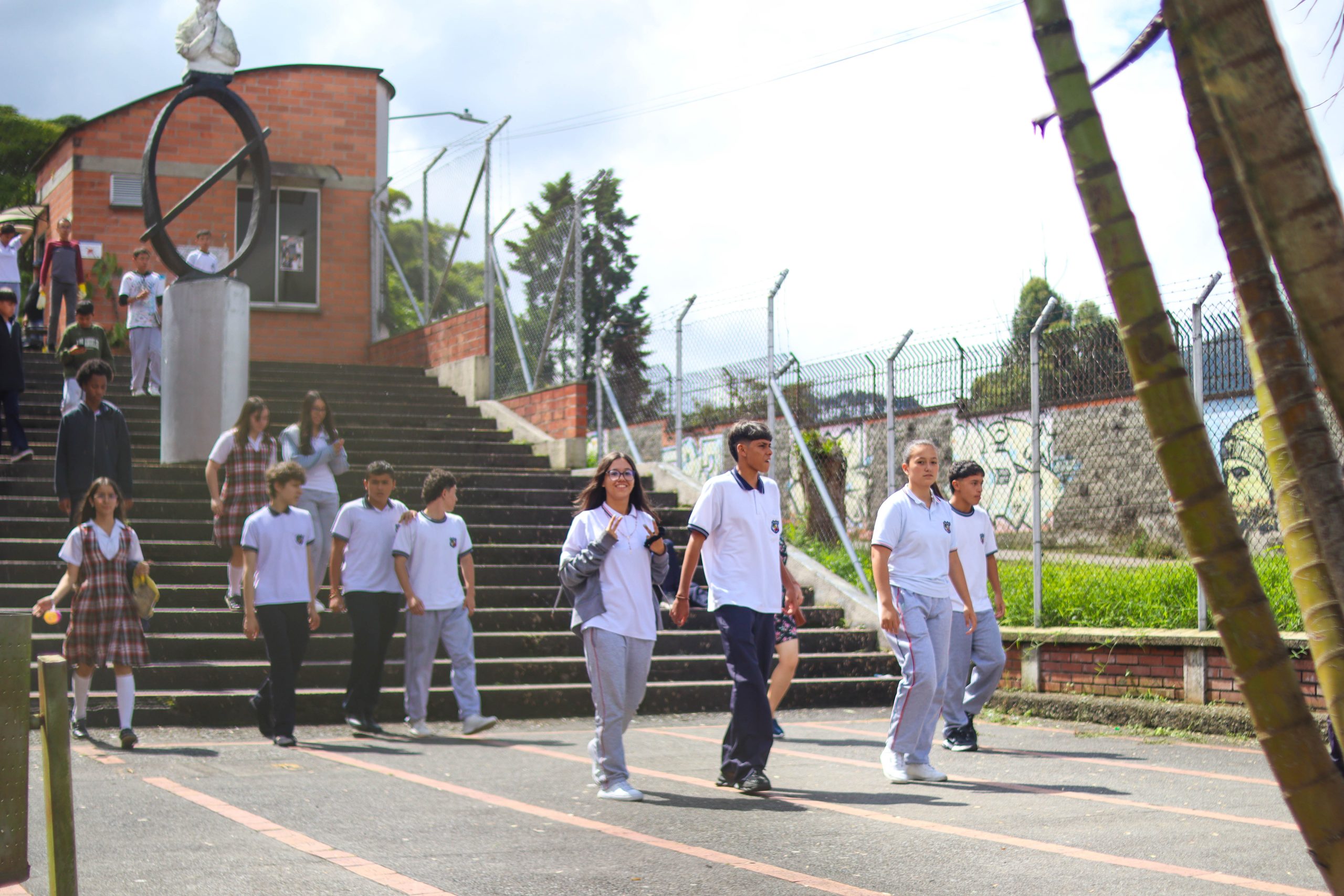 Jovenes estudiantes saliendo del colegio